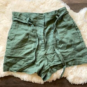 Linen Paperbag shorts in Moss Green